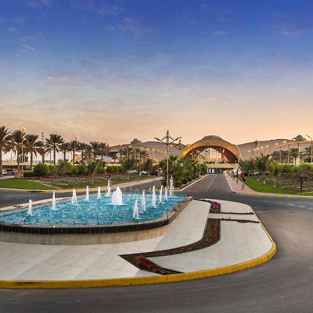 Officers Club & Hotel Abu Dhabi Eksteriør bilde The entrance of the resort