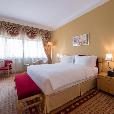 Officers Club & Hotel Abu Dhabi Eksteriør bilde A room at the hotel