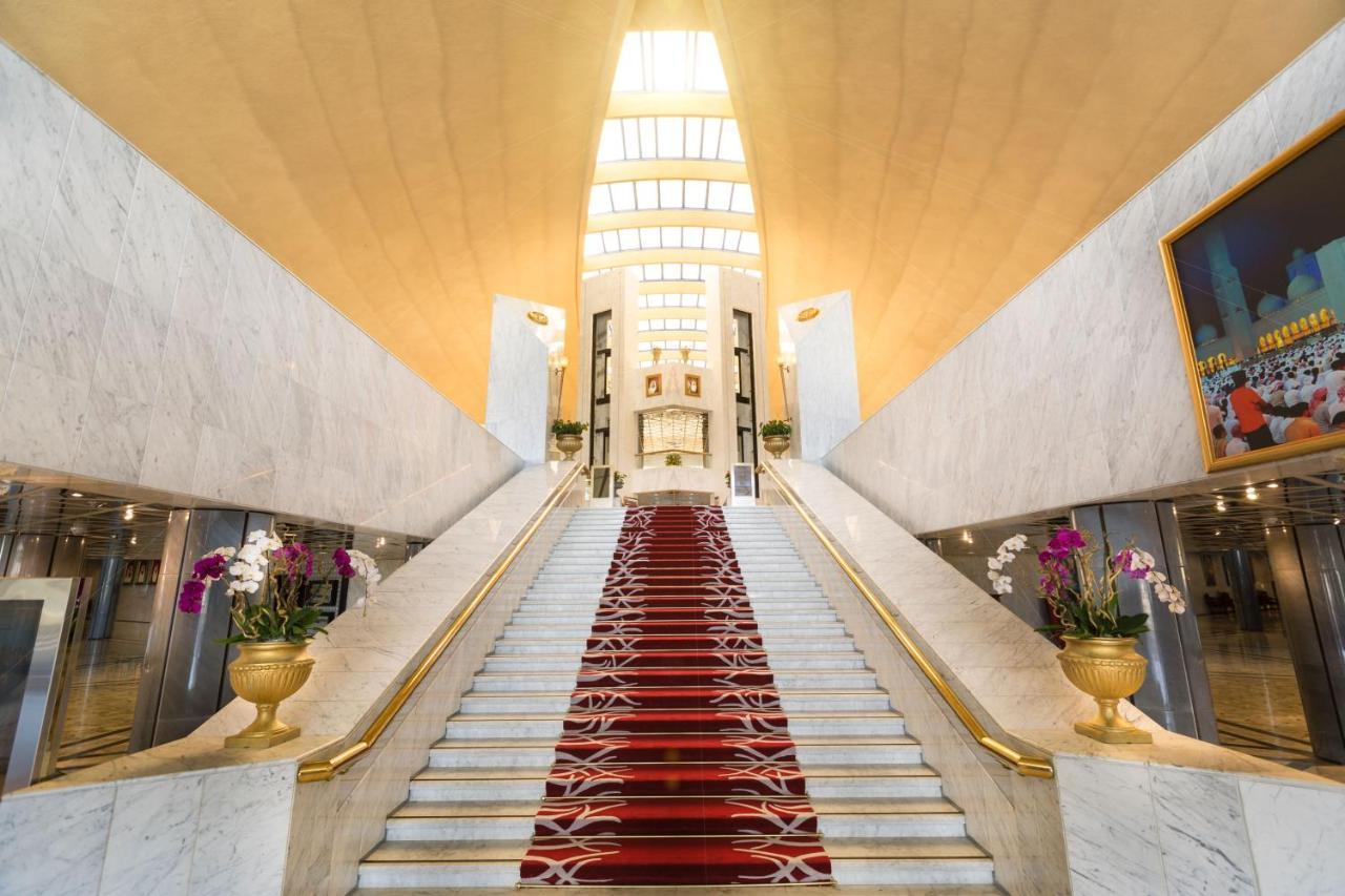 Officers Club & Hotel Abu Dhabi Eksteriør bilde The staircase of the hotel