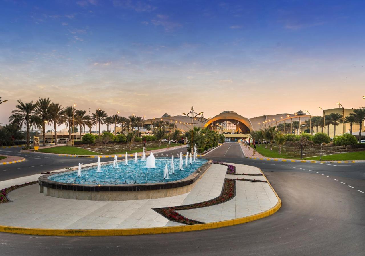 Officers Club & Hotel Abu Dhabi Eksteriør bilde The entrance of the resort