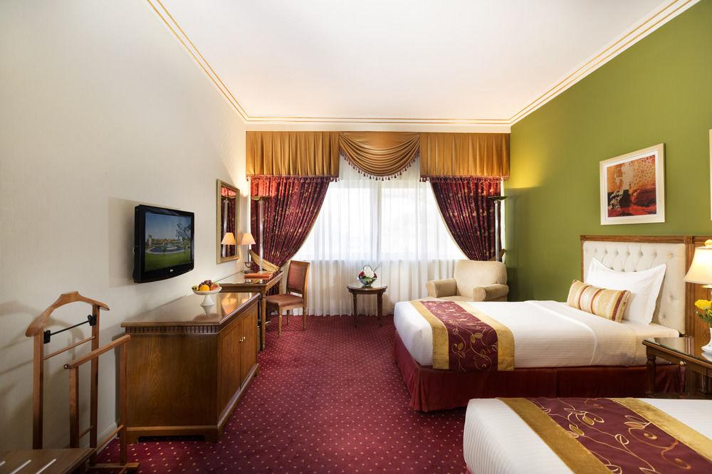 Officers Club & Hotel Abu Dhabi Eksteriør bilde A room at the hotel