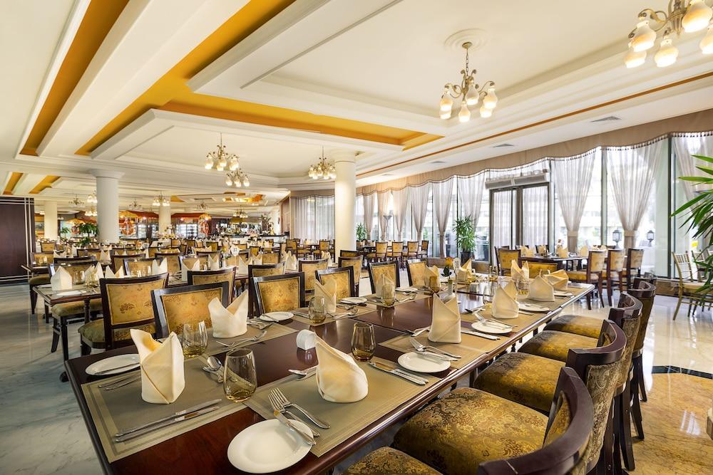 Officers Club & Hotel Abu Dhabi Eksteriør bilde The restaurant