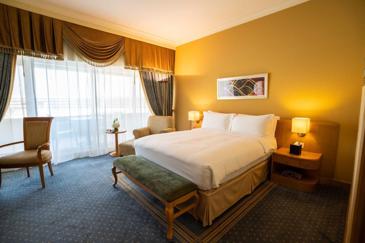 Officers Club & Hotel Abu Dhabi Eksteriør bilde A room at the hotel