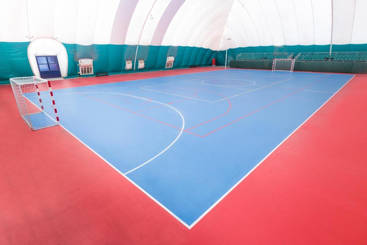 Officers Club & Hotel Abu Dhabi Eksteriør bilde The indoor pitch