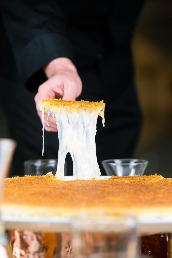 Officers Club & Hotel Abu Dhabi Eksteriør bilde A cheese pull