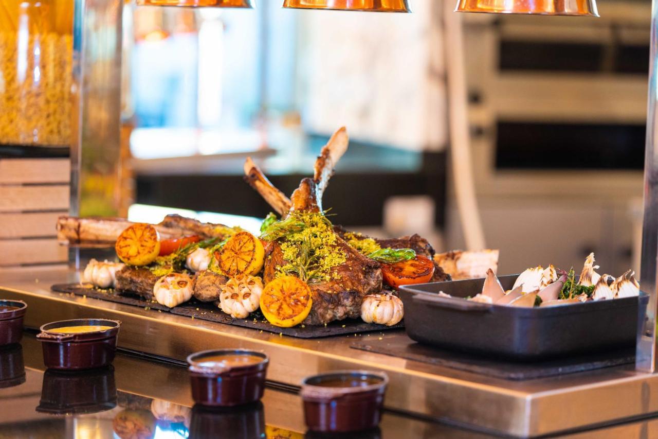 Officers Club & Hotel Abu Dhabi Eksteriør bilde A selection of grilled meat and vegetables