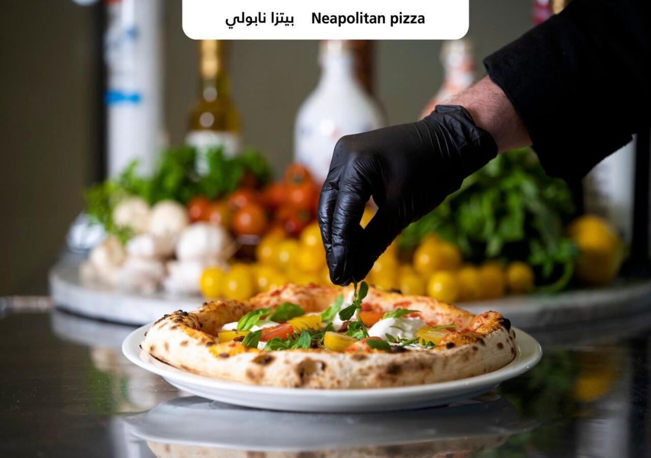 Officers Club & Hotel Abu Dhabi Eksteriør bilde Neapolitan pizza