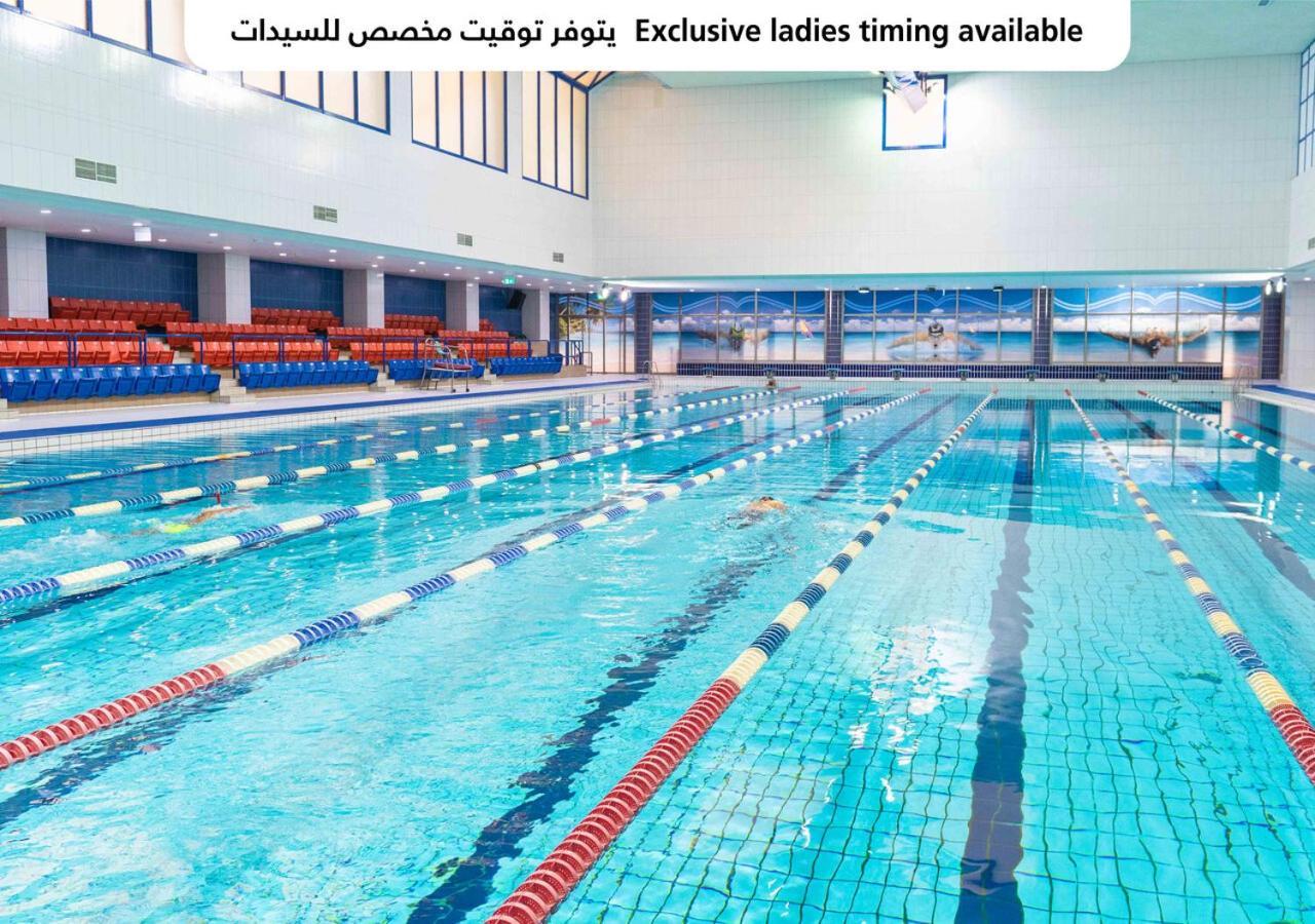 Officers Club & Hotel Abu Dhabi Eksteriør bilde Swimming pool at the Al-Shaab Club