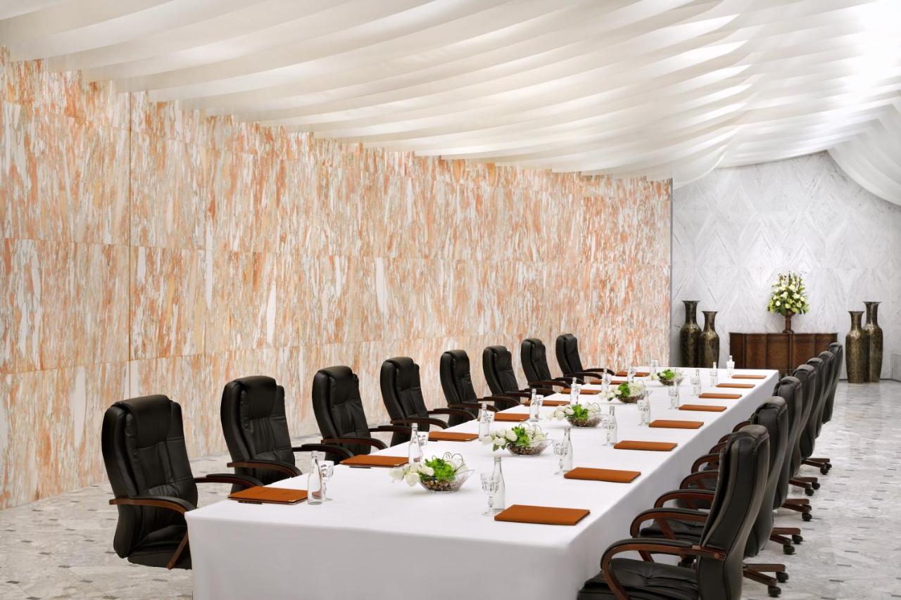 Officers Club & Hotel Abu Dhabi Eksteriør bilde A meeting room