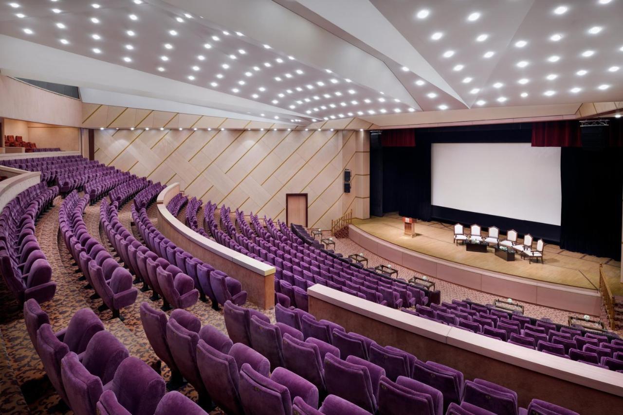 Officers Club & Hotel Abu Dhabi Eksteriør bilde The Auditorium