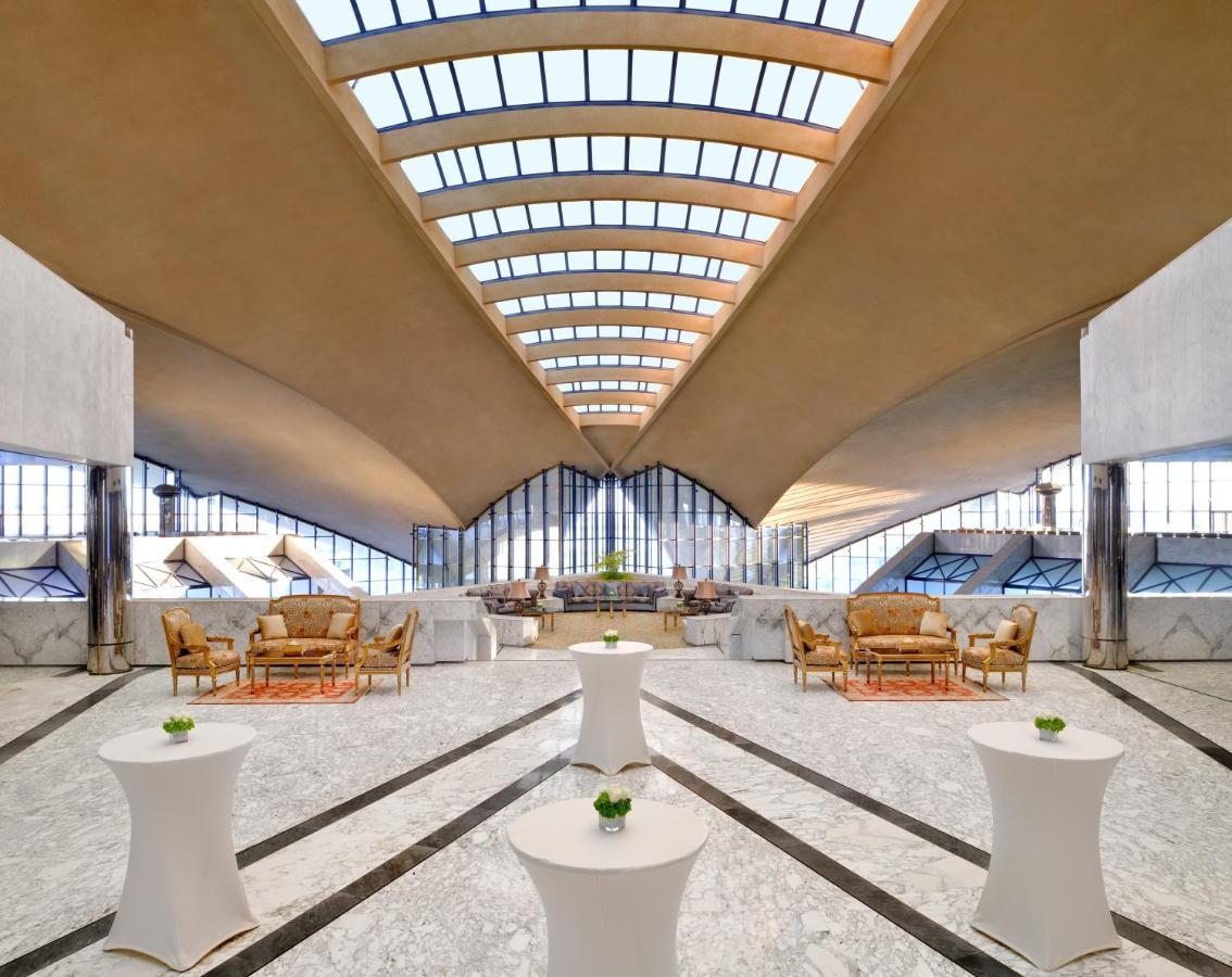 Officers Club & Hotel Abu Dhabi Eksteriør bilde The lobby of the hotel