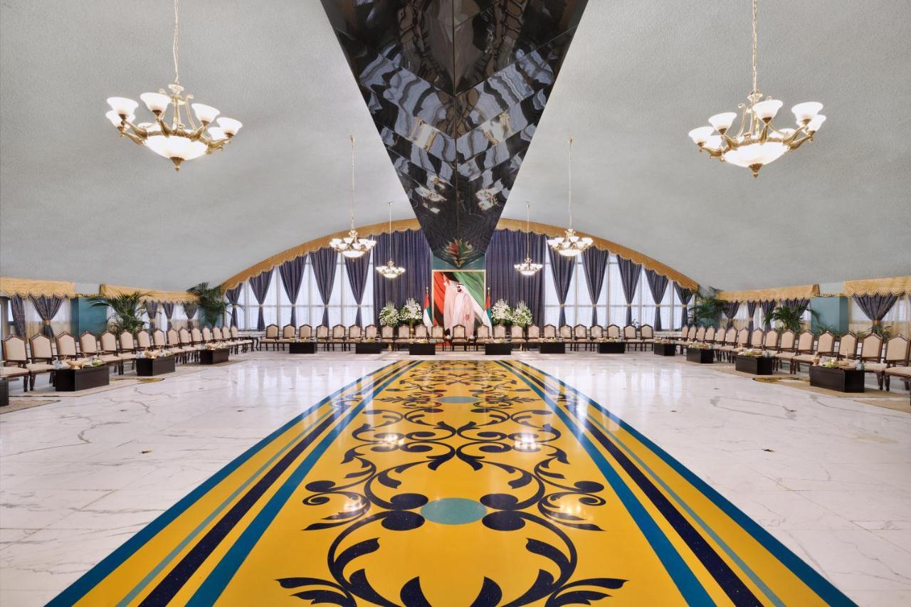 Officers Club & Hotel Abu Dhabi Eksteriør bilde The interior of the conference hall