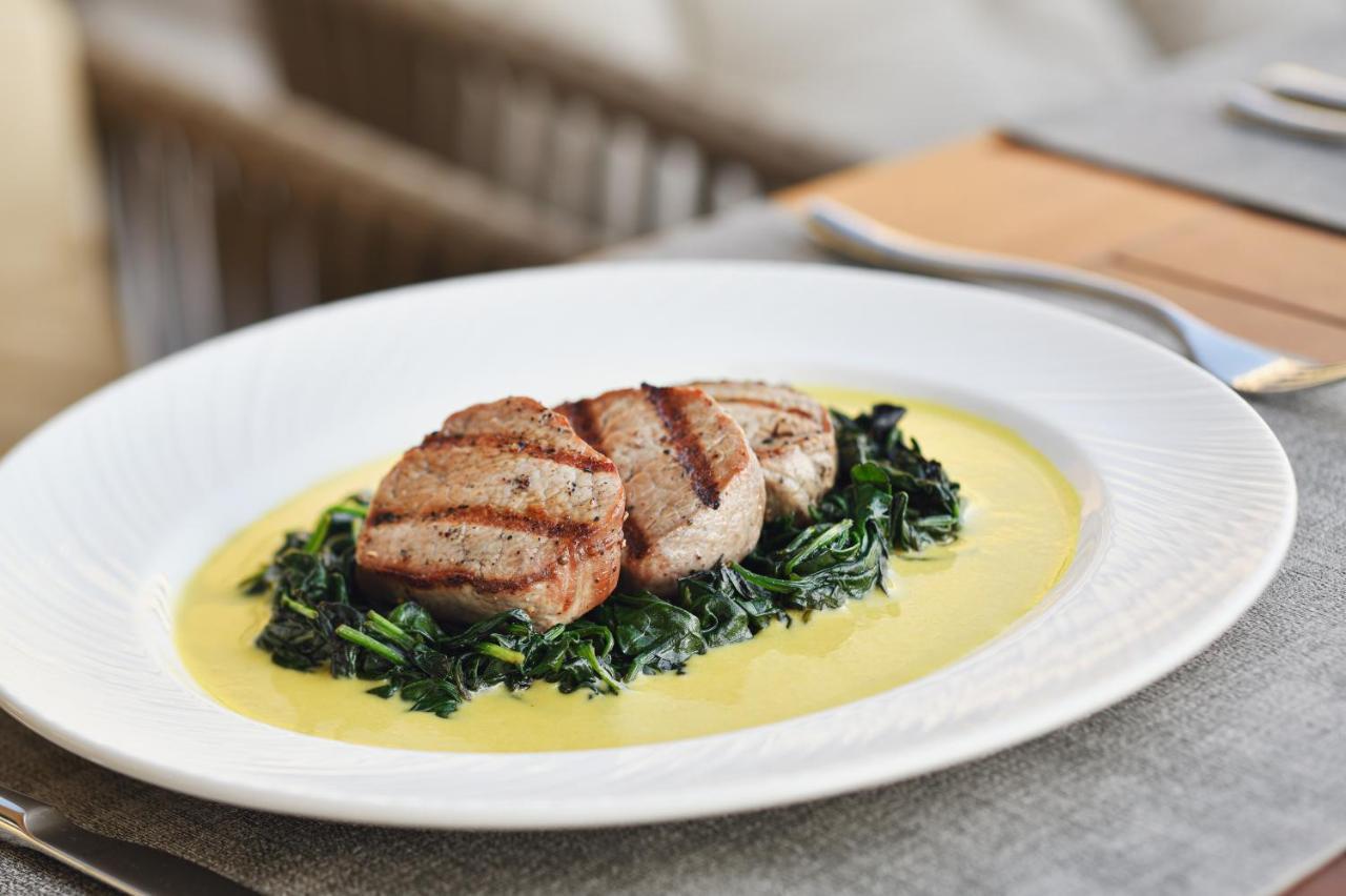 Officers Club & Hotel Abu Dhabi Eksteriør bilde A plate of chicken with lemon sauce