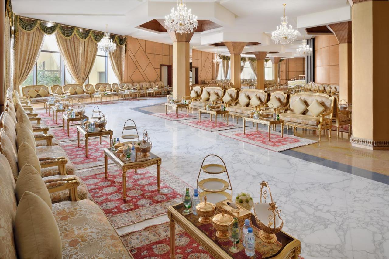 Officers Club & Hotel Abu Dhabi Eksteriør bilde The Majlis Al Arab Ballroom