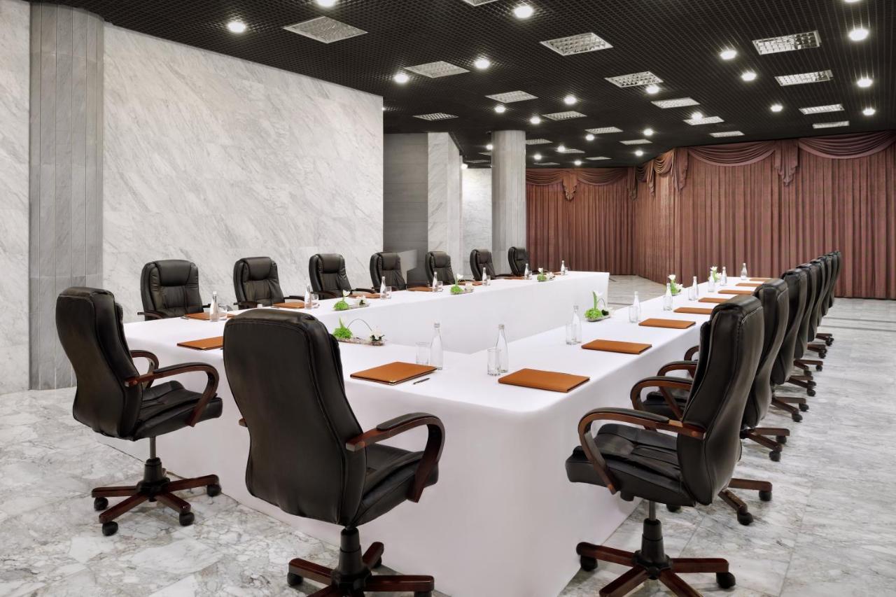 Officers Club & Hotel Abu Dhabi Eksteriør bilde Boardroom