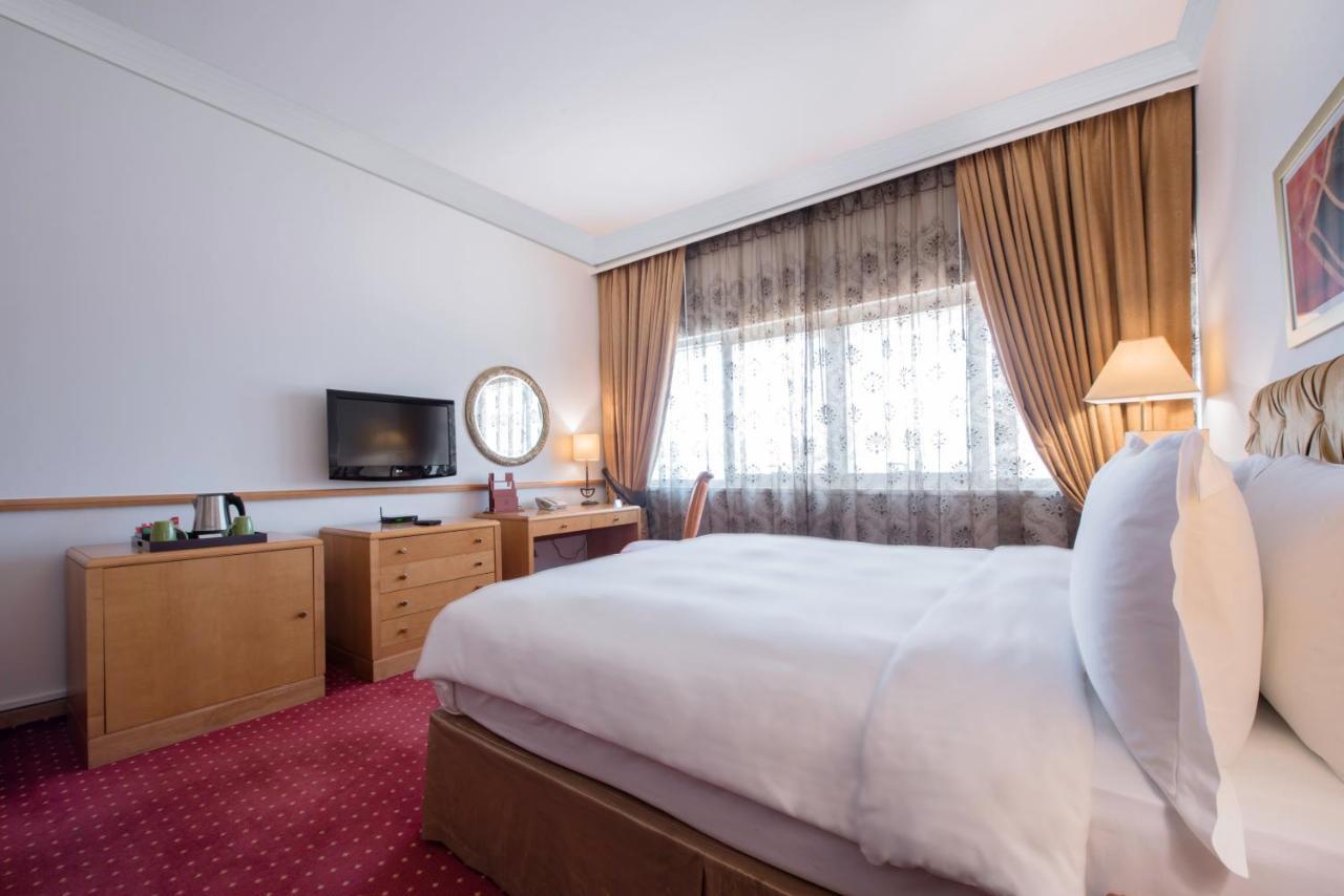Officers Club & Hotel Abu Dhabi Eksteriør bilde A room at the hotel