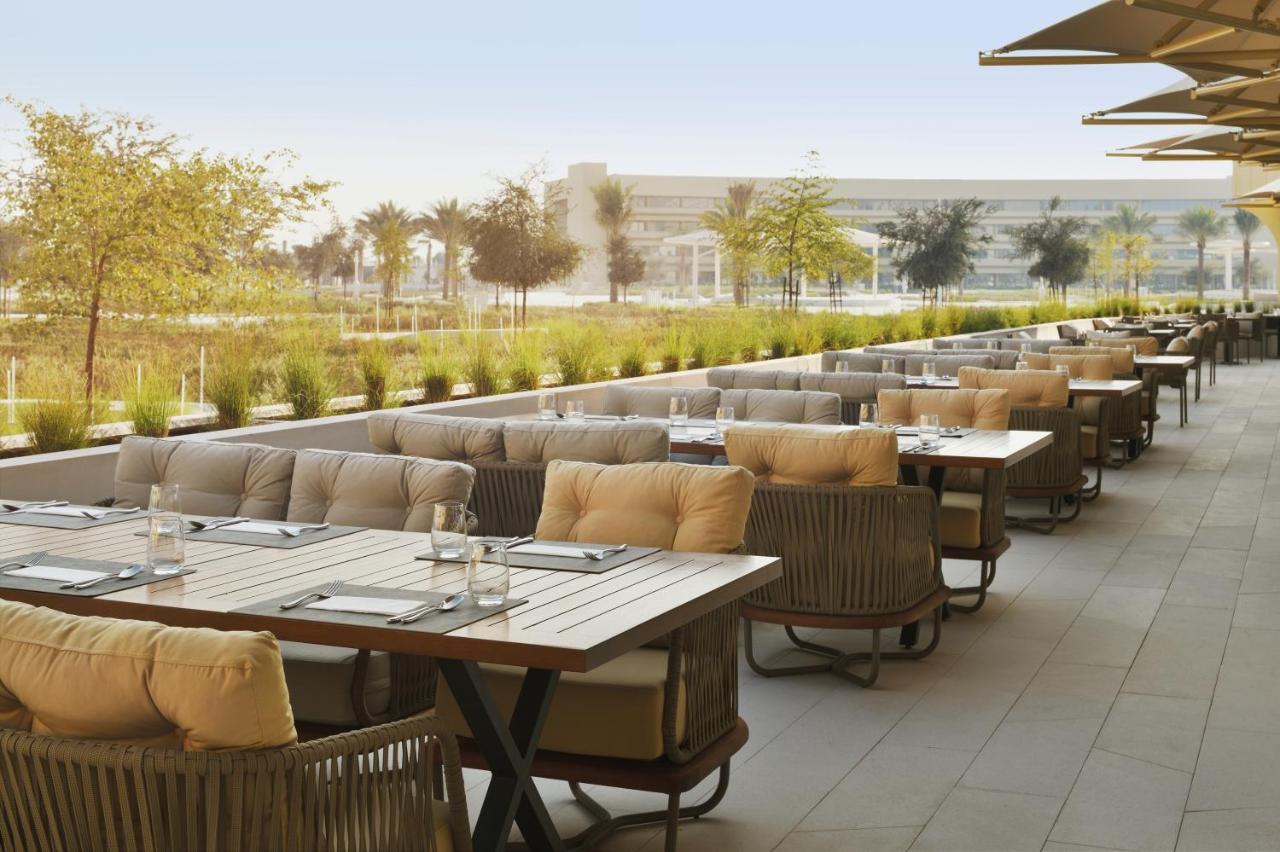 Officers Club & Hotel Abu Dhabi Eksteriør bilde The Terrace