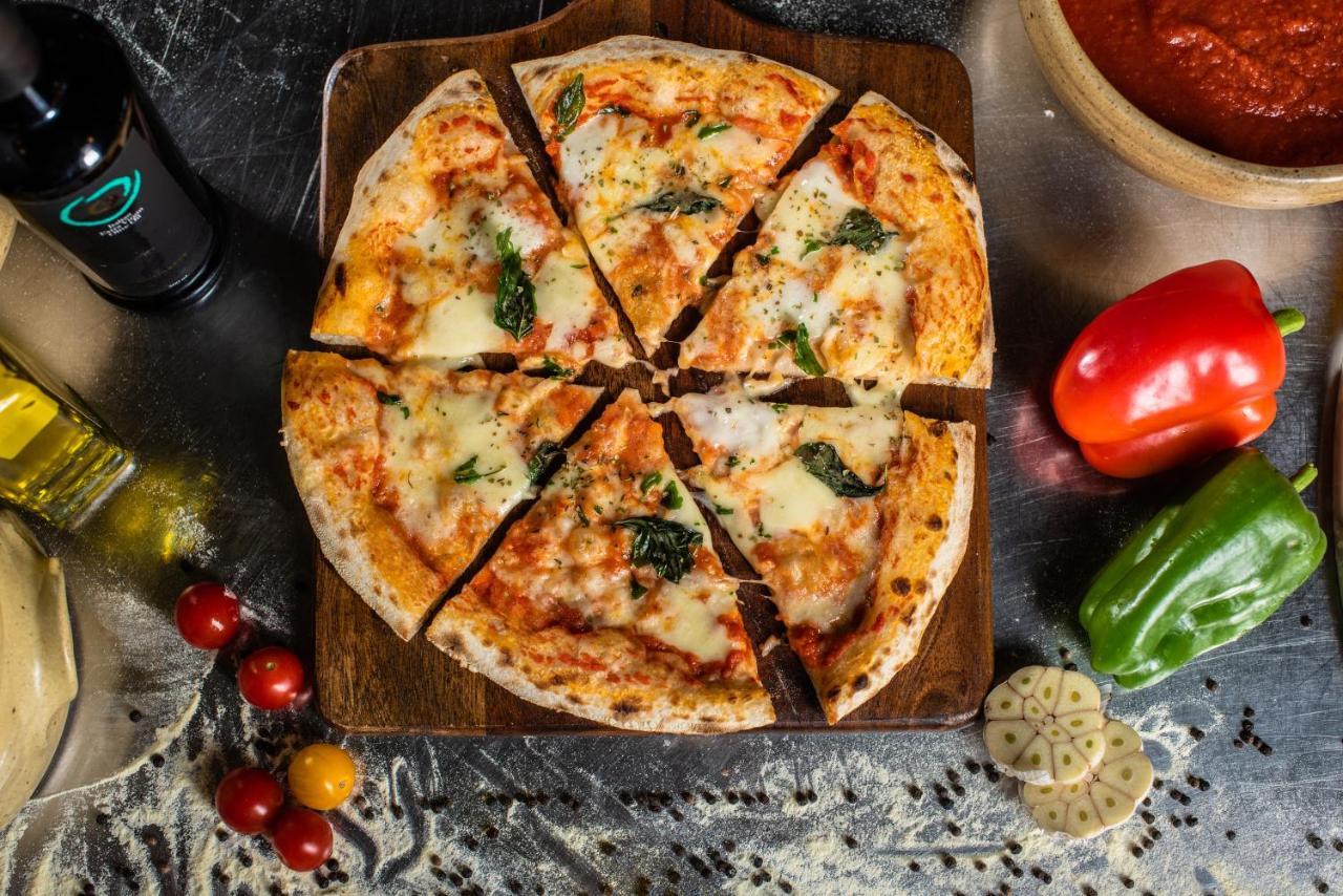 Officers Club & Hotel Abu Dhabi Eksteriør bilde Pizza