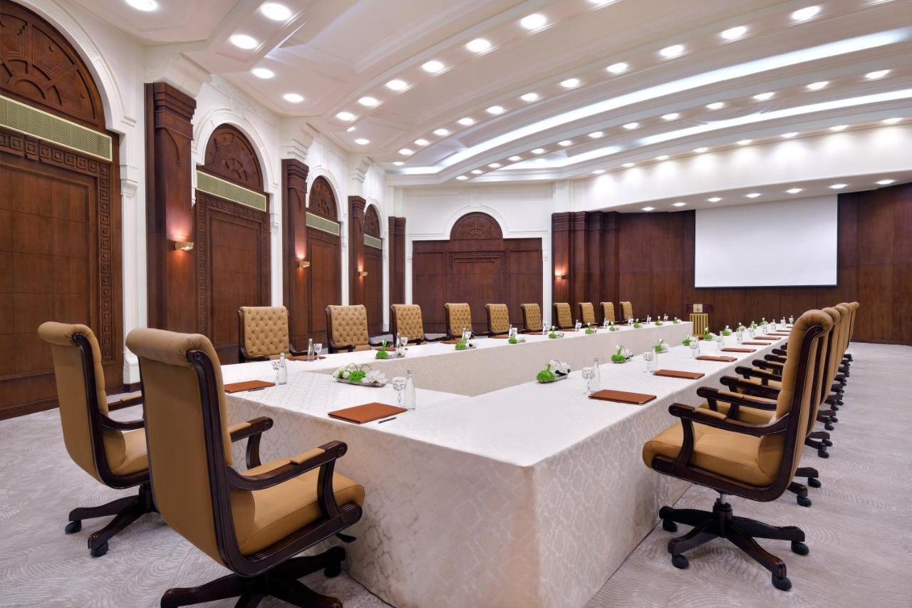 Officers Club & Hotel Abu Dhabi Eksteriør bilde Meeting room at the Taj Mahal Palace, Mumbai