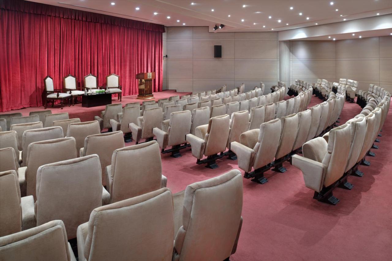 Officers Club & Hotel Abu Dhabi Eksteriør bilde The main auditorium
