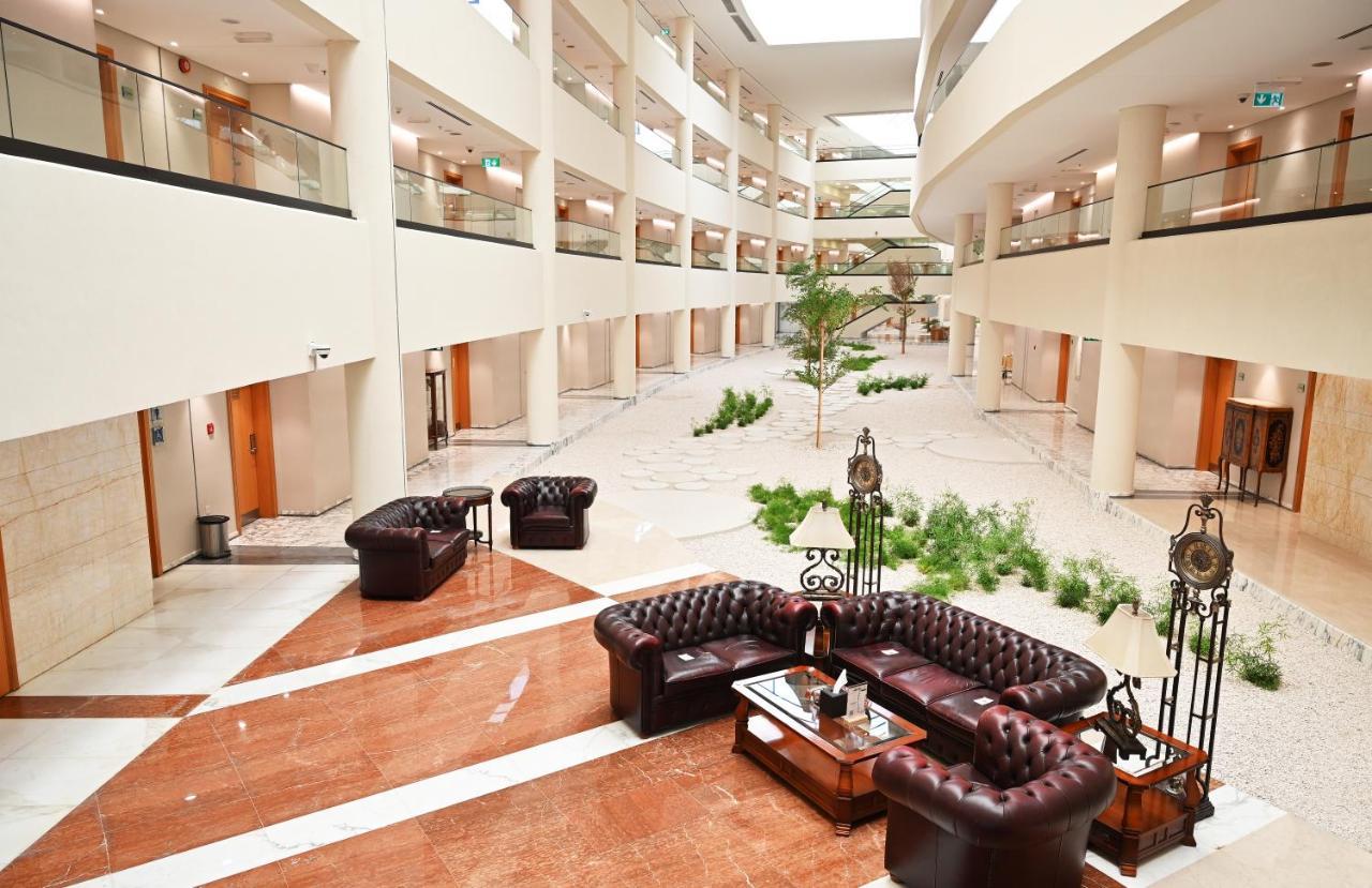 Officers Club & Hotel Abu Dhabi Eksteriør bilde Lobby