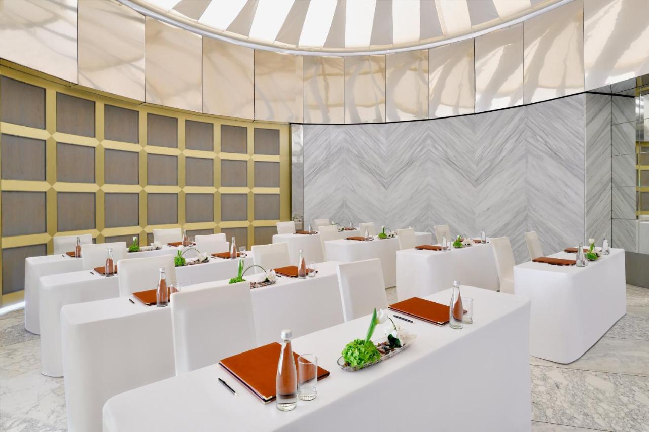 Officers Club & Hotel Abu Dhabi Eksteriør bilde The meeting room