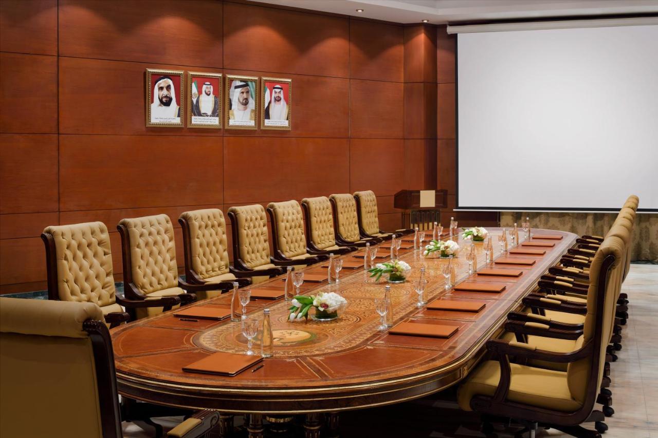 Officers Club & Hotel Abu Dhabi Eksteriør bilde A boardroom