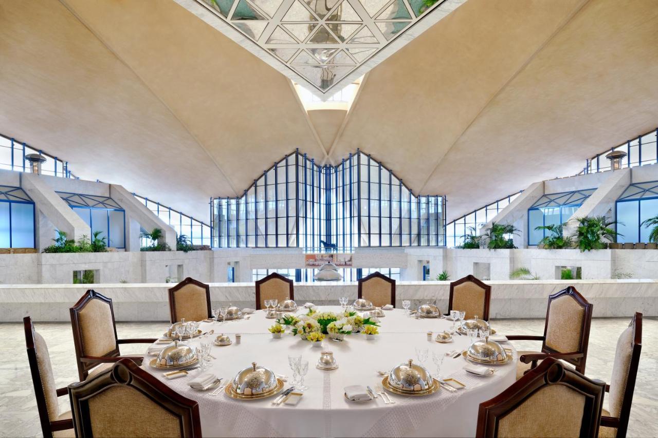 Officers Club & Hotel Abu Dhabi Eksteriør bilde The interior of the National Museum of Singapore