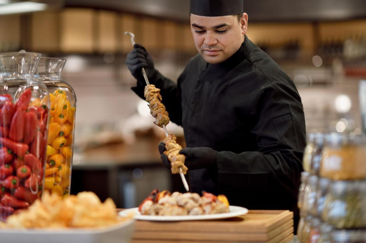 Officers Club & Hotel Abu Dhabi Eksteriør bilde A chef preparing food