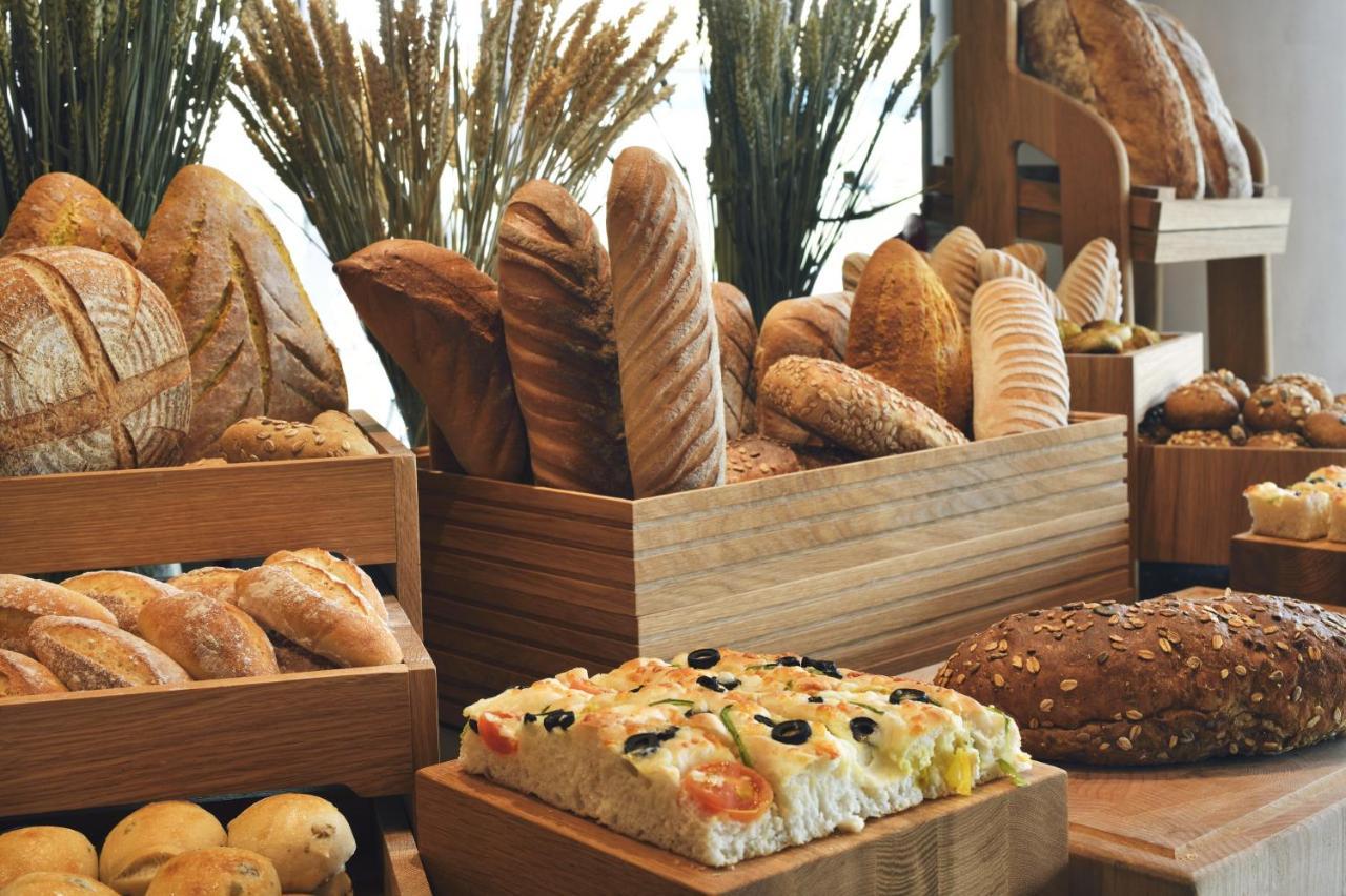 Officers Club & Hotel Abu Dhabi Eksteriør bilde Bread