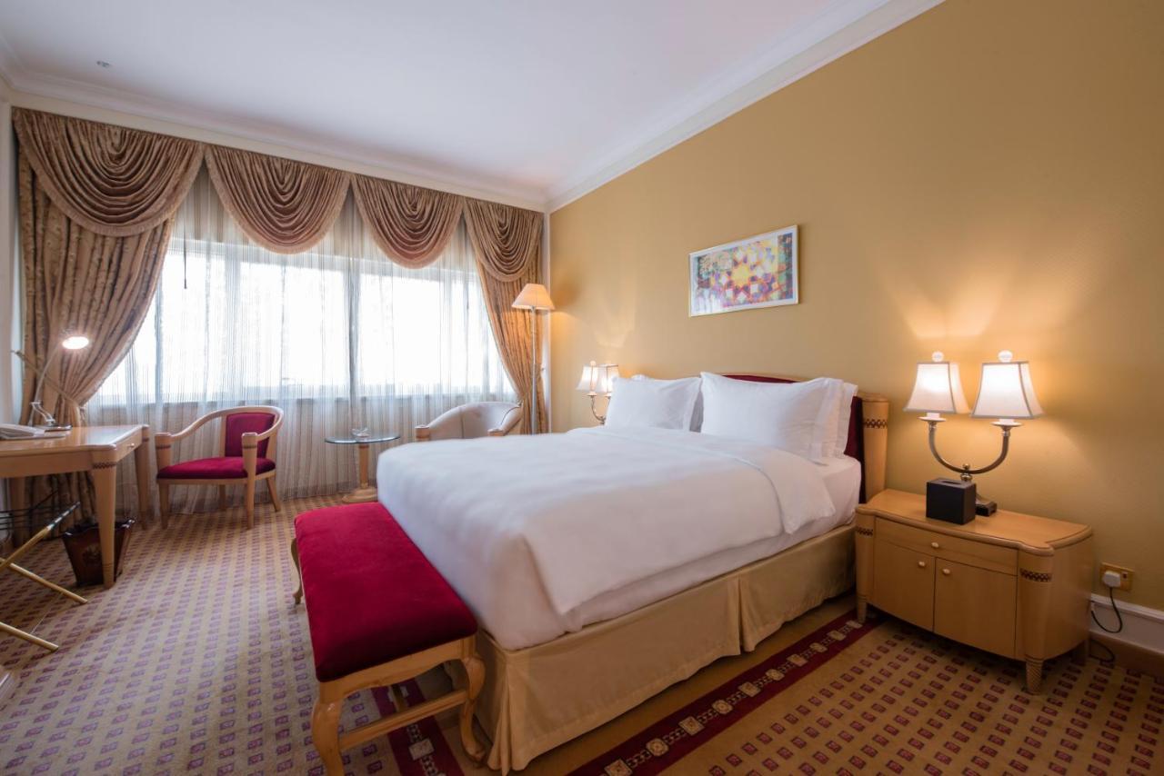 Officers Club & Hotel Abu Dhabi Eksteriør bilde A room at the hotel