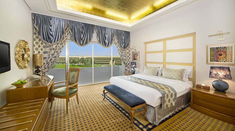 Officers Club & Hotel Abu Dhabi Eksteriør bilde A bedroom at the Jumeirah Creekside