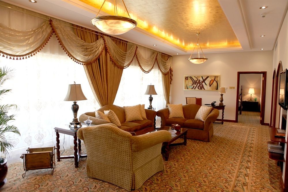 Officers Club & Hotel Abu Dhabi Eksteriør bilde A living room