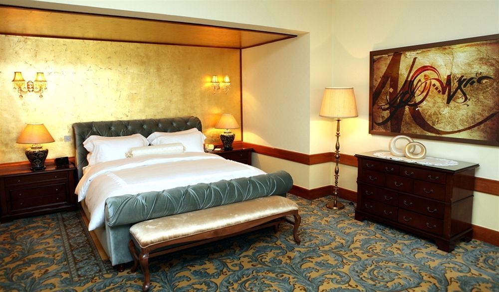 Officers Club & Hotel Abu Dhabi Eksteriør bilde A bedroom at the hotel