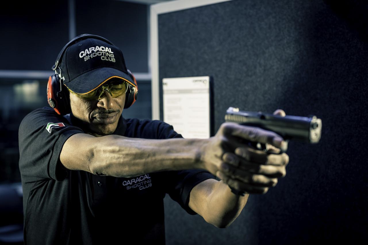 Officers Club & Hotel Abu Dhabi Eksteriør bilde A shooter in the 2012 ISSF World Cup