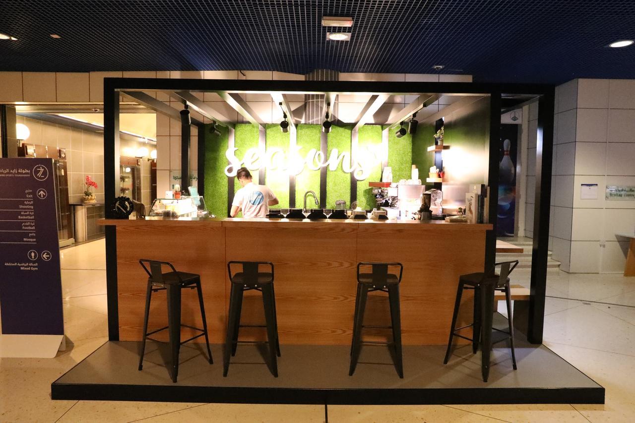 Officers Club & Hotel Abu Dhabi Eksteriør bilde Open kitchen at the restaurant