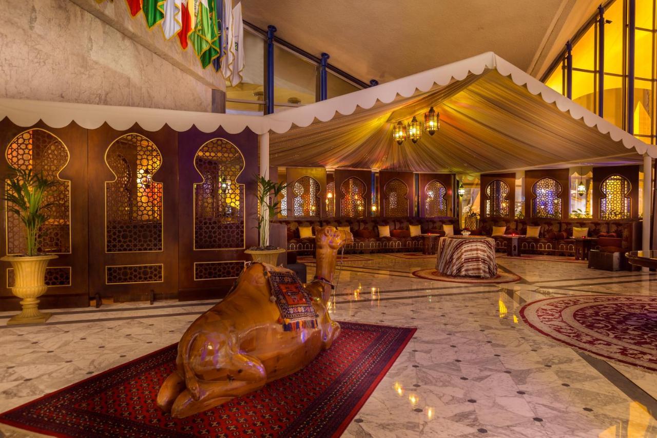 Officers Club & Hotel Abu Dhabi Eksteriør bilde The lobby of the hotel