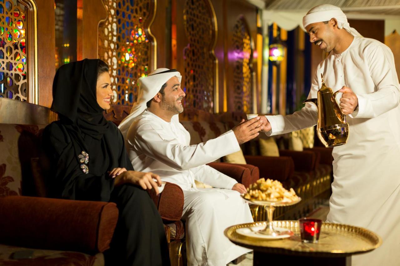 Officers Club & Hotel Abu Dhabi Eksteriør bilde A coffee shop in the United Arab Emirates