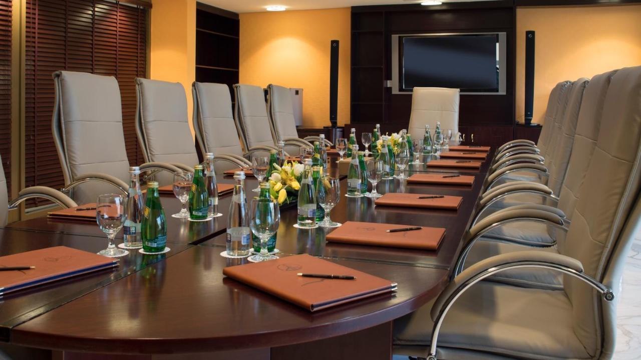 Officers Club & Hotel Abu Dhabi Eksteriør bilde A boardroom