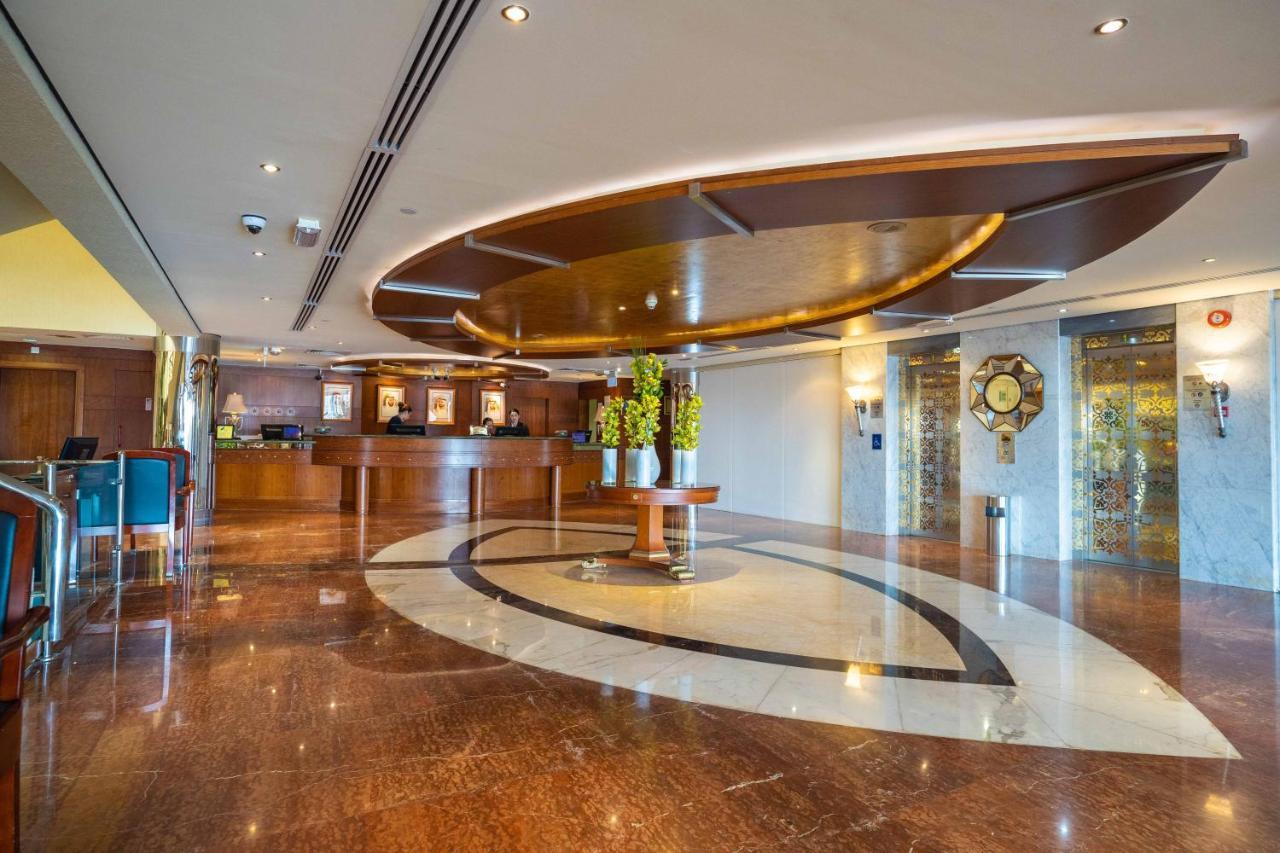 Officers Club & Hotel Abu Dhabi Eksteriør bilde The lobby of the hotel
